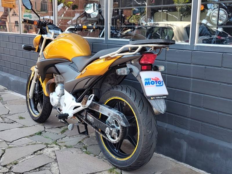 HONDA - CB 300R - 2009/2010 - Dourada - Sob Consulta